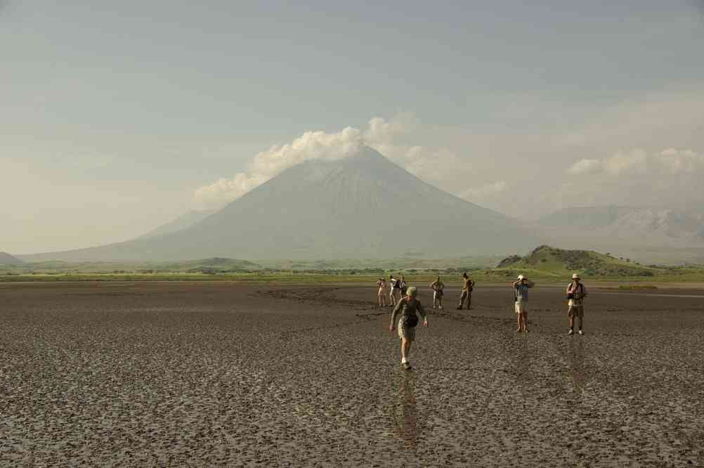 Marche dans la boue sur les rives du lac Natron, le 21 février 2008