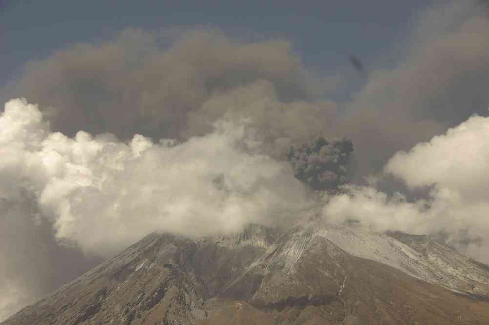 Gros plan sur une explosion du Lengaï, le 21 février 2008