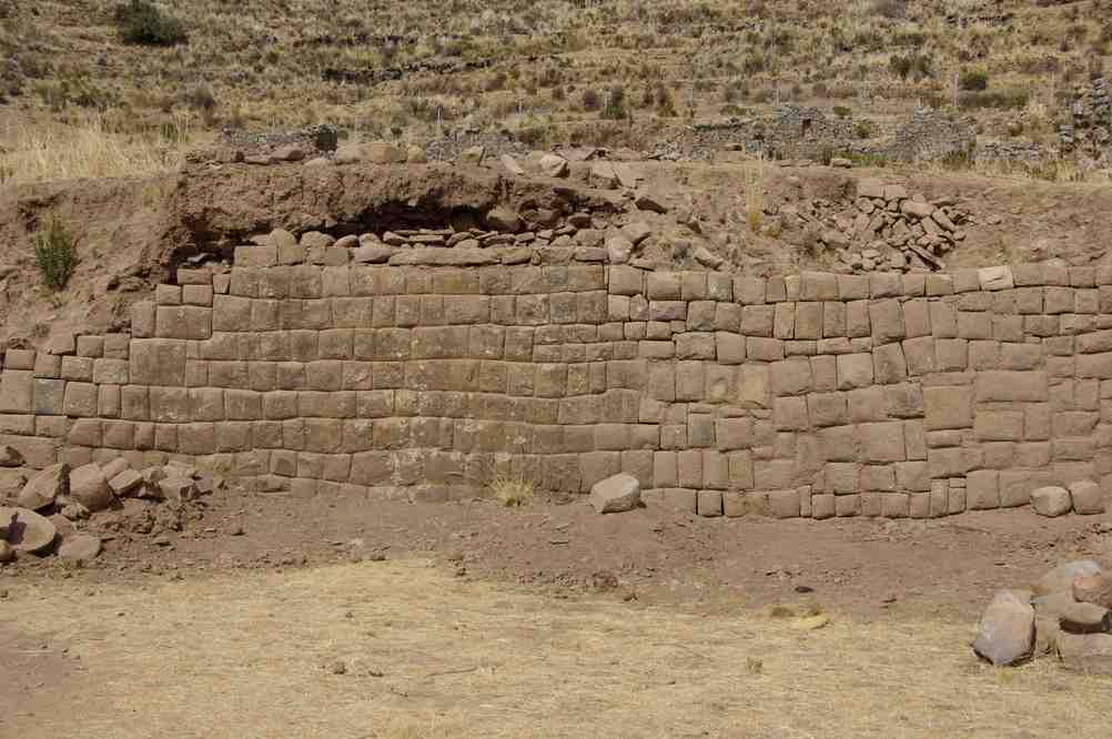 Mur cyclopéen dans l’île de la Lune, le 1ᵉʳ août 2008