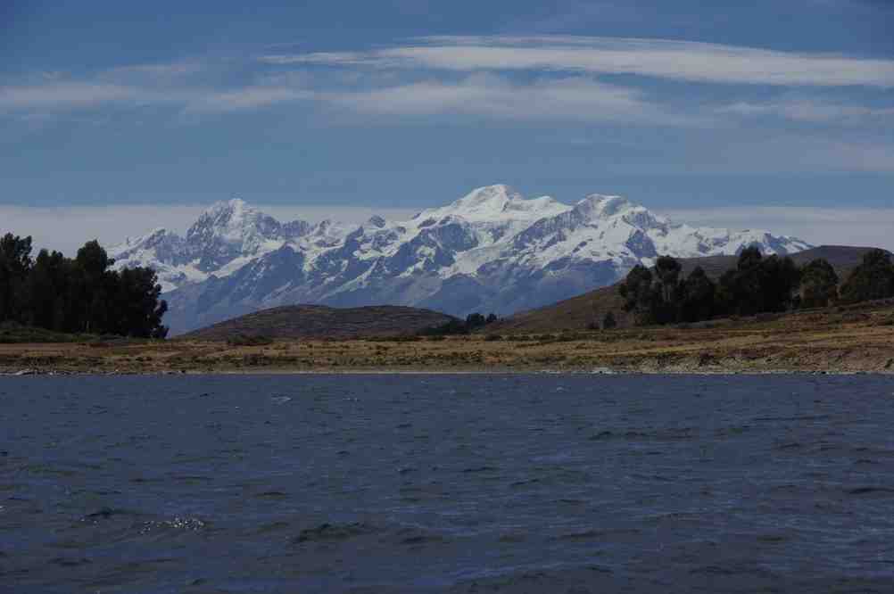 Vue sur la cordillère Royale pendant la traversée du lac Titicaca, le 1ᵉʳ août 2008