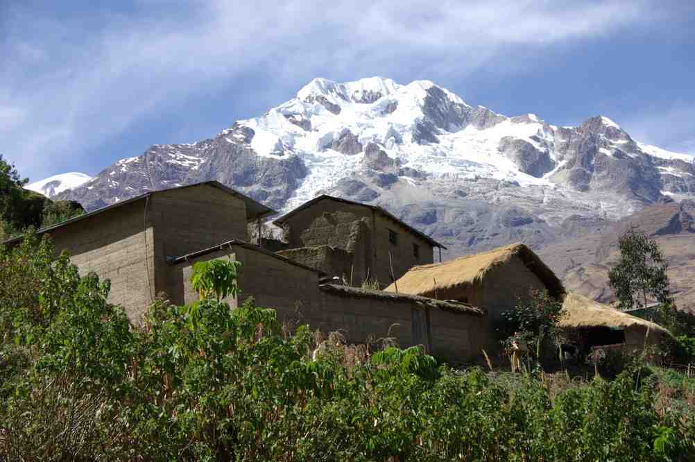 Le village d’Exhda Quilambaya (3372 m) et l’Illampu (6368 m) en toile de fond, le 2 août 2008