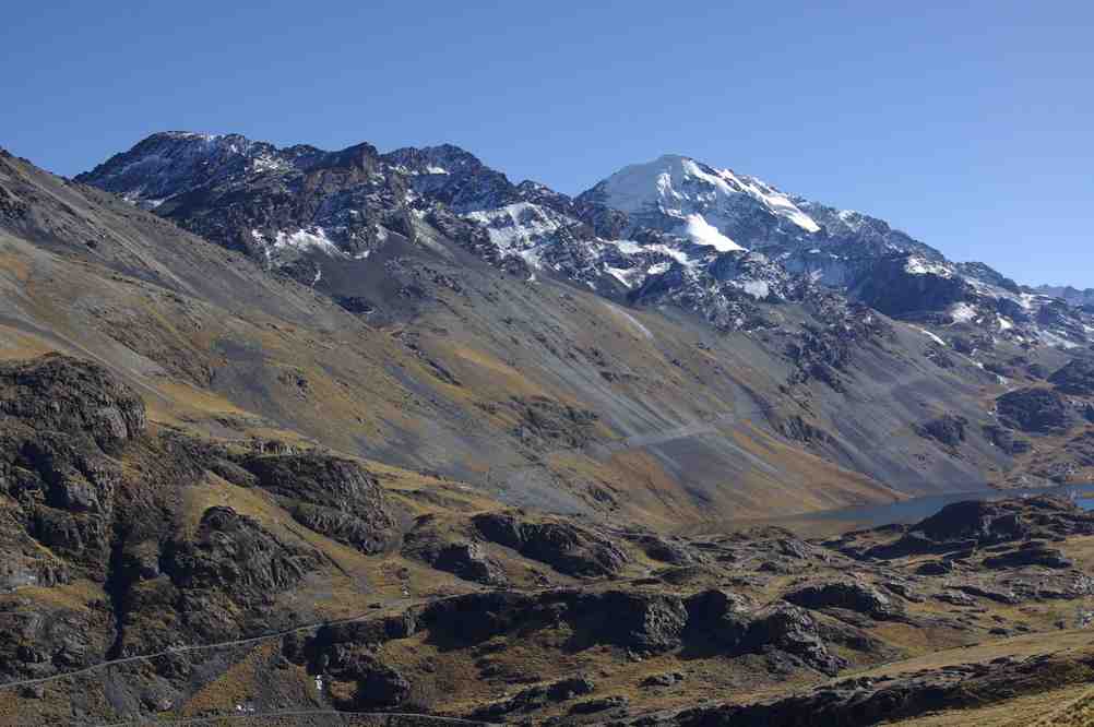 Vue depuis le sentier en balcon sur le Pakokiuta (5589 m) et sur la laguna, le 10 août 2008