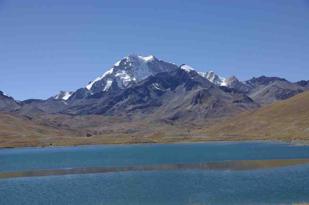 Le Huayna Potosí vu des rives du lac de Tuni, le 12 août 2008