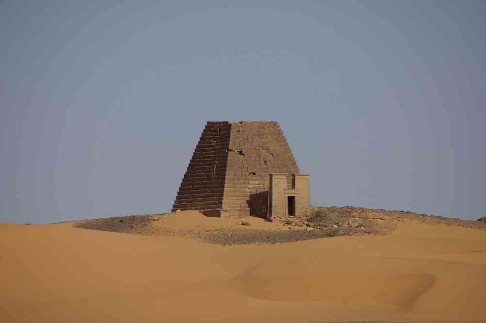 Pyramide de la nécropole royale de Méroé, le 30 décembre 2008