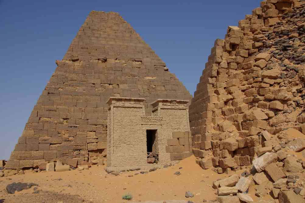 Pyramides de la nécropole royale de Méroé (cimetière sud), le 30 décembre 2008