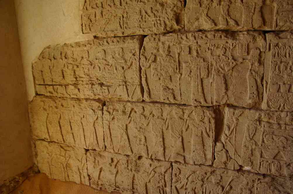 Gravures dans le temple funéraire de Méroé, le 30 décembre 2008