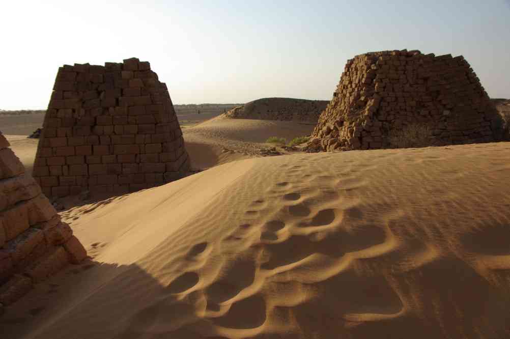 Pyramides de la nécropole des Nobles à Méroé, le 30 décembre 2008