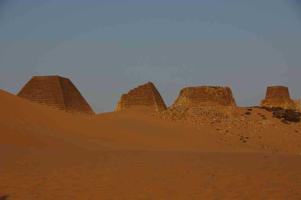 Balade dans la nécropole Royale de Méroé au coucher du soleil, le 30 décembre 2008