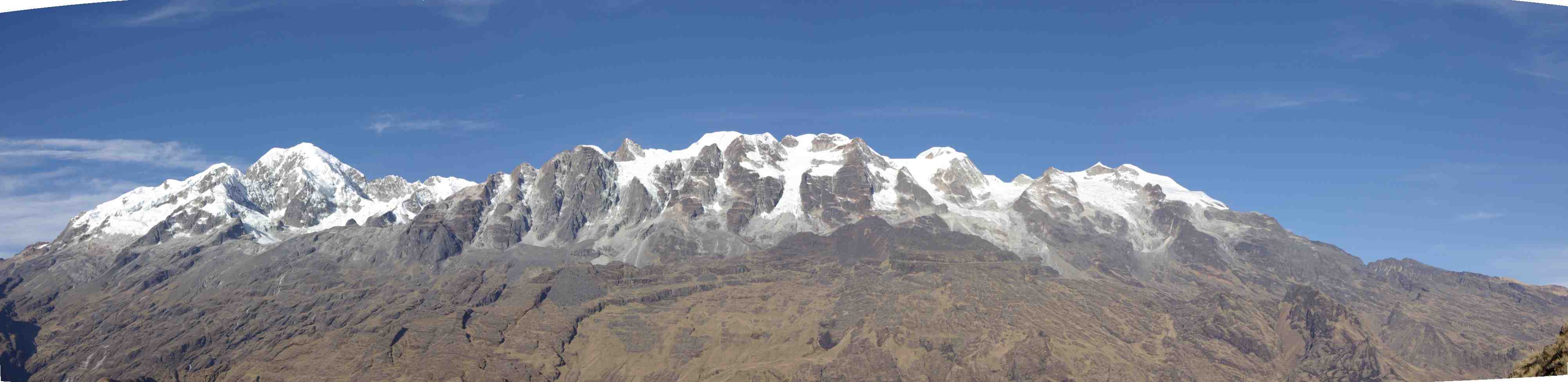 Photo panoramique de la chaîne de l’Illampu et du Jankhouma, prise au cours d’une halte sur la route descendant à Sorata, le 1ᵉʳ août 2008