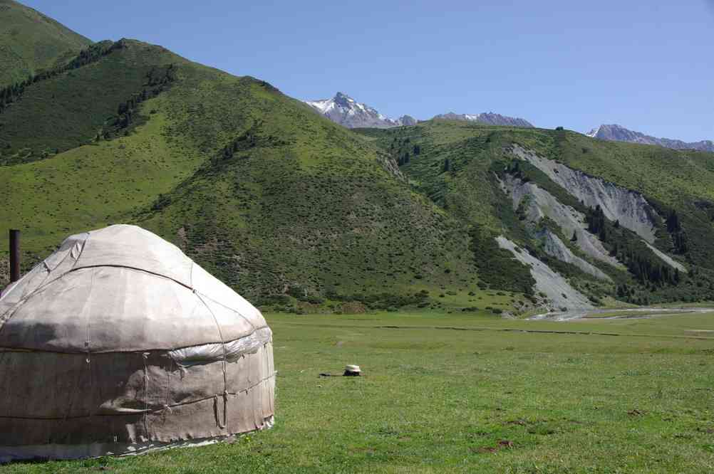 Yourte de nomade dans la vallée de la rivière Karkara, le 7 août 2009