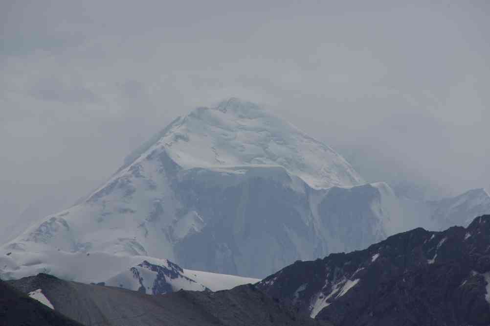 Vue depuis le col conduisant au lac Akkol : la paroi ouest du pic de Marbre photographiée au téléobjectif (11 août 2009)