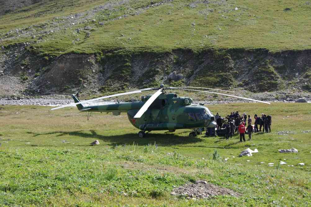 Débarquement des porteurs au camp d’Achutor (Ашутор), le 13 août 2009