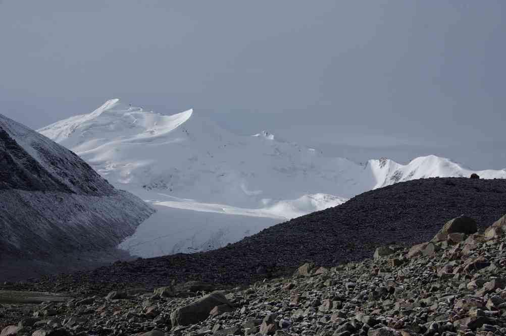 Réveil dans la neige fraîche au camp de Nadejda (Надежда), le 14 août 2009