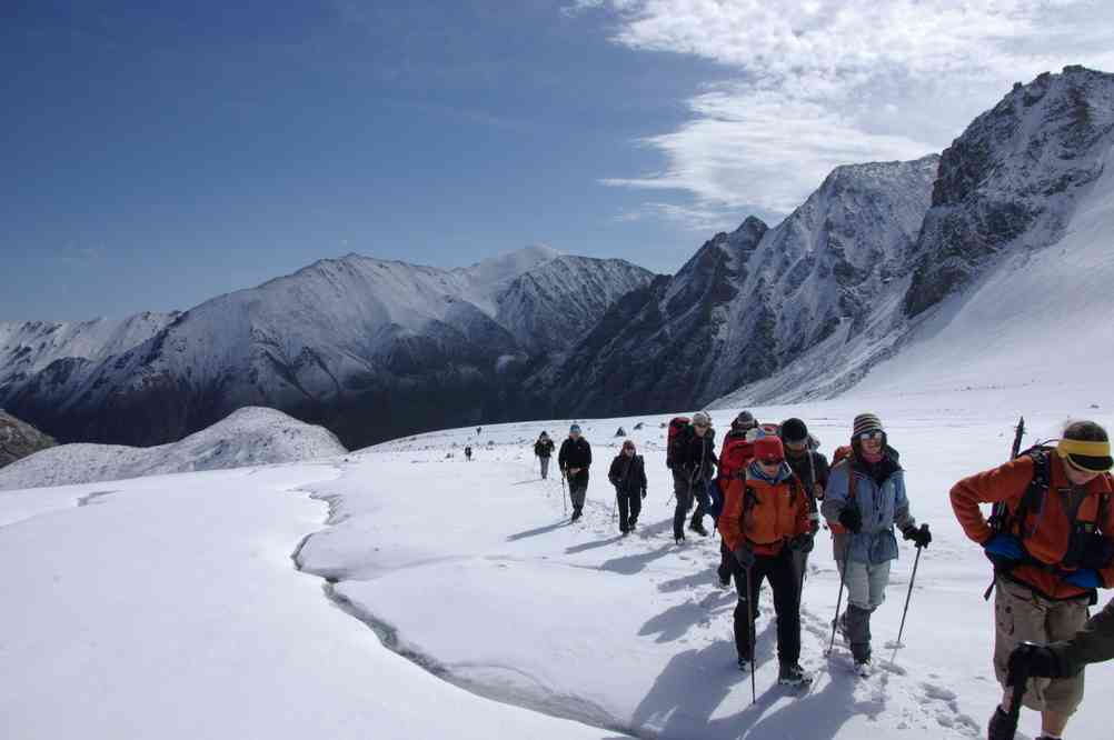 Progression sur le glacier non crevassé de Nadejda (Надежда), le 14 août 2009