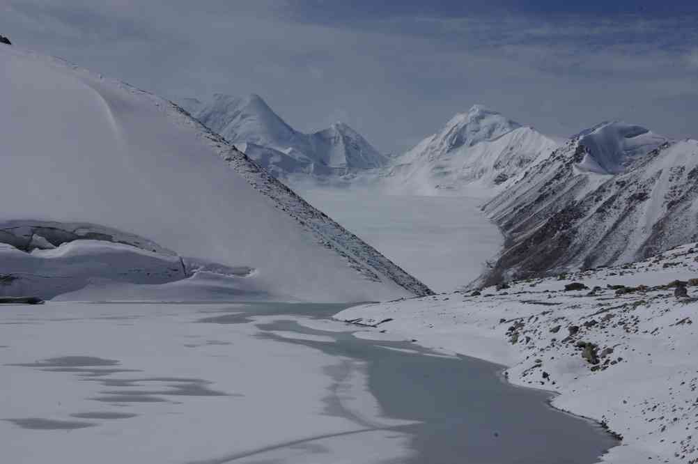 Le lac du col de Nadejda (Надежда). Au fond un glacier affluent de celui de Semienova (Семенова). Le 14 août 2009