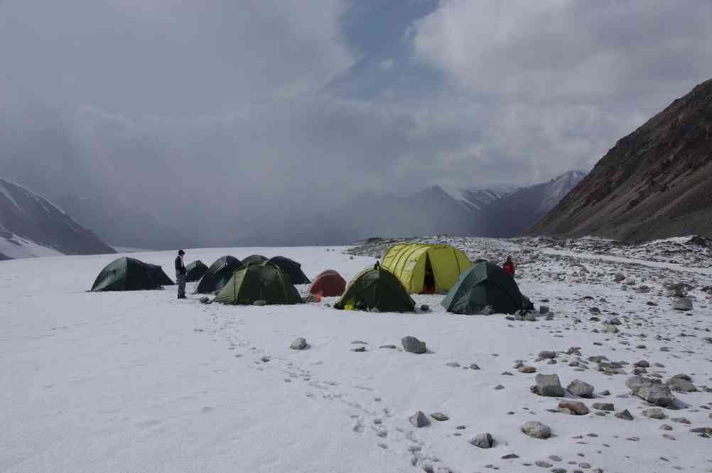 Le camp sur le glacier de Semienova (Семенова), le 14 août 2009