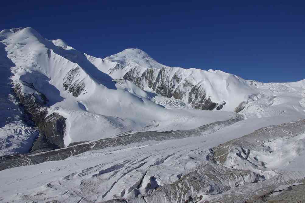 Vue sur le pic Odinnadzaty (5437 m) et sur le pic Semionov (Семионов), le 17 août 2009