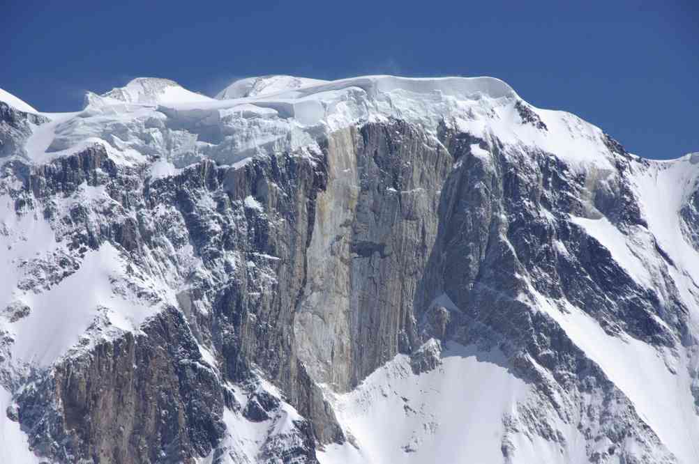 Vue sur la paroi du pic de Marbre (6145 m) depuis un contrefort lointain du pic Kazakhstan (Казахстан), le 17 août 2009