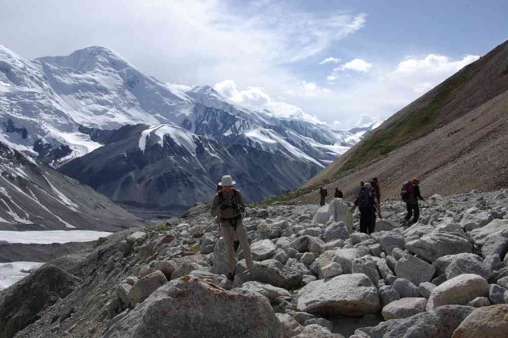 Pendant la redescente du col Chinois (col Kitaiski (Китаиски)) ; vue sur le pic Bayankol (Баянкол) (5841 m) et le pic Odinnadzaty (5437 m) ; le 18 août 2009