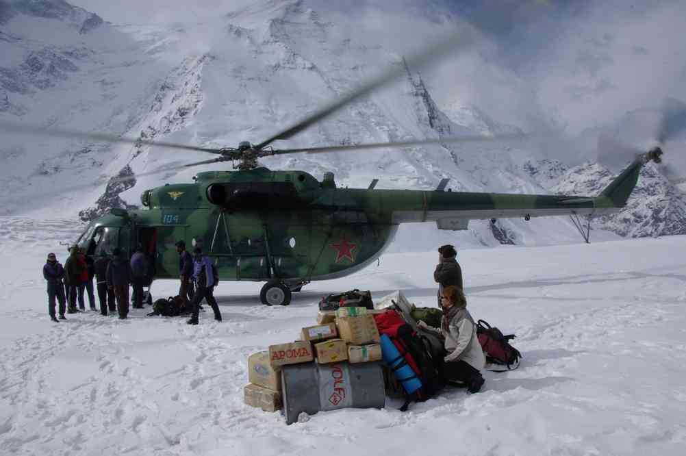 Débarquement de l’hélicoptère sur le glacier Iniltchek (Иныльчек) nord, le 19 août 2009