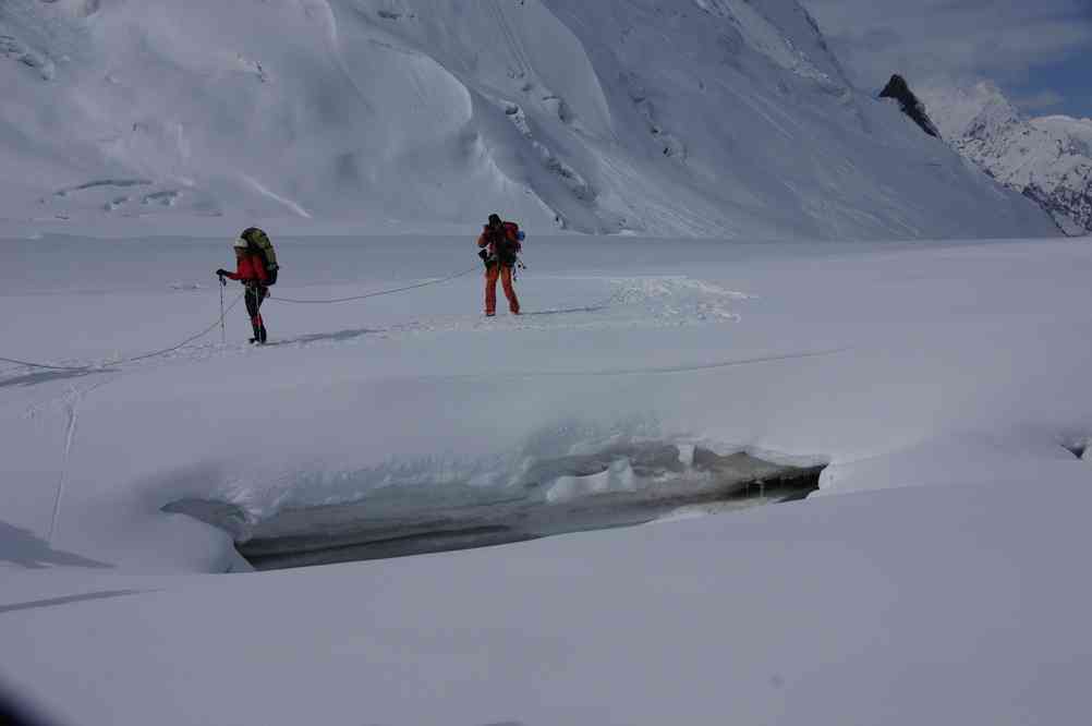 Marche encordée vers le rive droite du glacier Iniltchek (Иныльчек) nord, le 20 août 2009