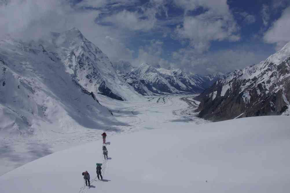 Au-dessus du mur de glace, sous le camp I du Karlytau (Карлытау) (vue sur le glacier Iniltchek (Иныльчек) vers le bas) ; le 20 août 2009