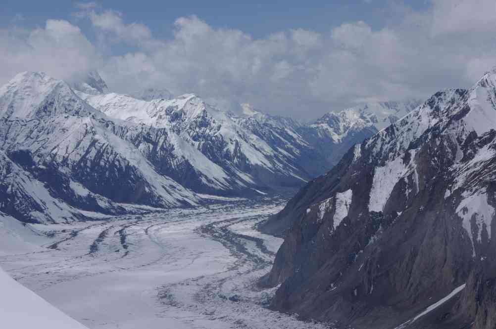 Vue depuis les abords du camp I du Karlytau (Карлытау), sur le glacier Iniltchek (Иныльчек) nord (vers l’aval) ; on devine également le pic Mikhailov (Михайлов) (5360 m), le pic Petrovski (Петровский) (5860 m) ainsi que le pic Tiourine (Тюрин) (5476 m)) ; le 20 août 2009