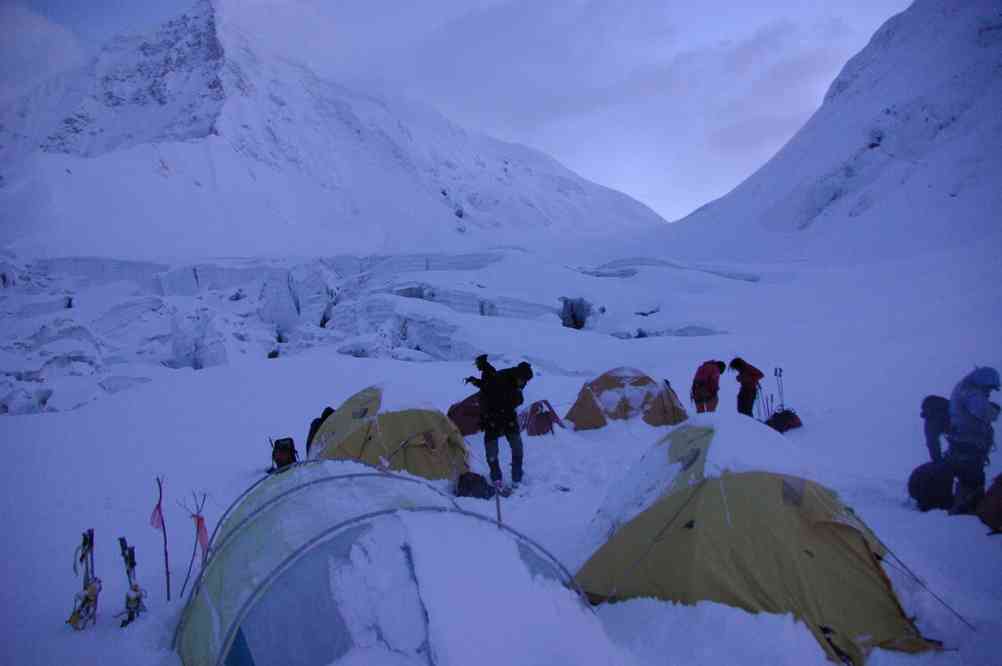 Départ du camp I du Karlytau (Карлытау) (sous une couche de neige fraîche) ; derrière, le pic Kazakhstan (Казахстан) (5761 m) ; le 24 août 2009