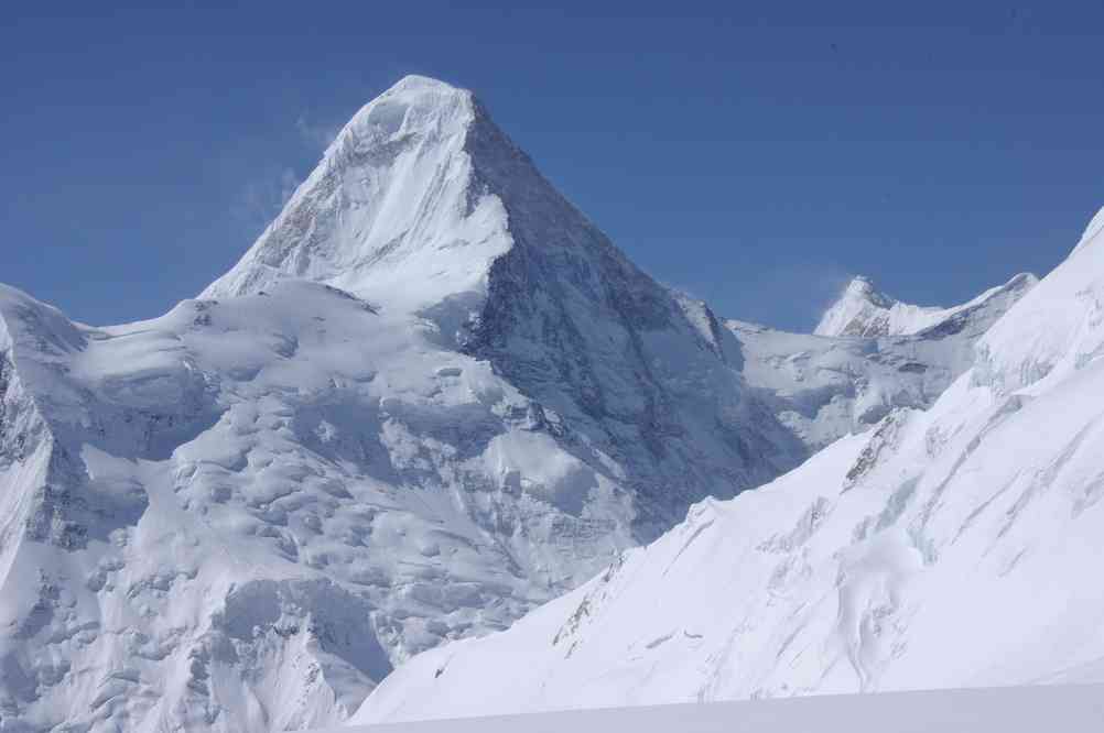 Vue sur le Khan Tengri (Хан-Тенгри) (7010 m) (ainsi que le pic Tchapaïev (Чапаев) (6371 m)), depuis le plateau du Karlytau (Карлытау) pendant la redescente, le 21 août 2009