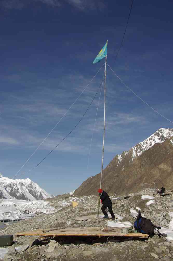 Descente des couleurs kazakhes le matin du départ, le 23 août 2009