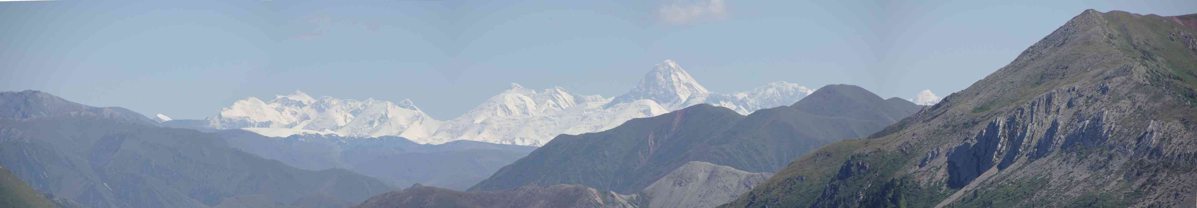 Vue panoramique sur la chaîne du T’ien-chan central, distante d’environ 90 kilomètres (24 août 2009).