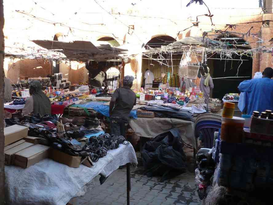 Souk à touristes dans le centre de Tamanrasset, le 6 février 2010