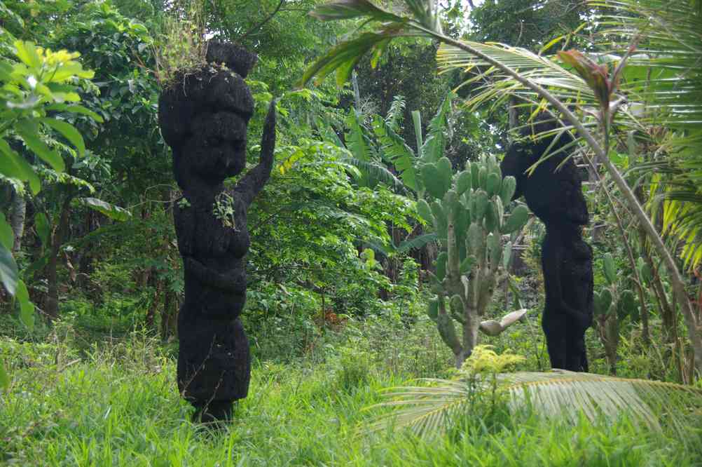 Totems d’origine inconnue près de Port-Résolution, le 11 août 2011