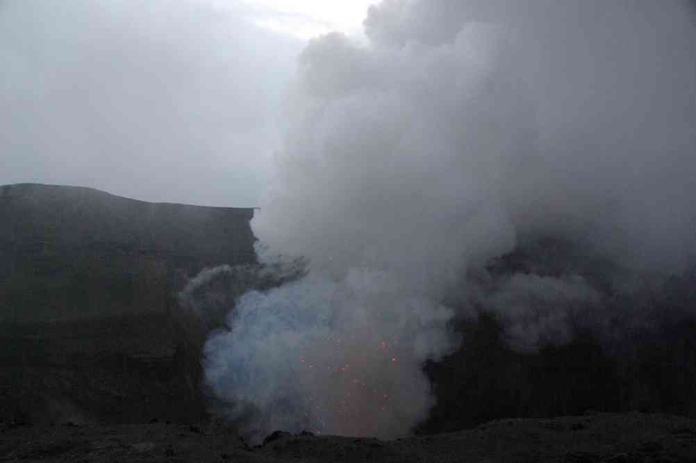 Activité strombolienne sur le volcan Yasur, le 11 août 2011