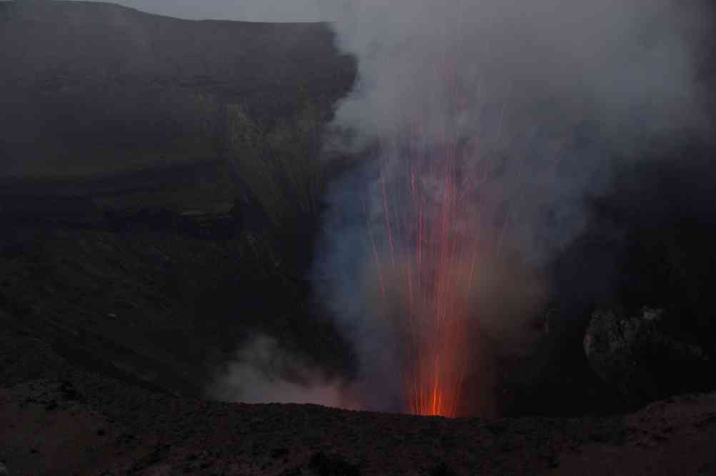 Activité strombolienne sur le volcan Yasur, le 11 août 2011