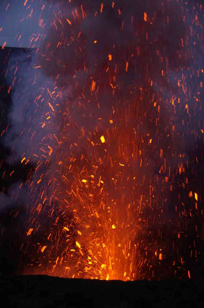 Activité strombolienne sur le volcan Yasur, le 11 août 2011