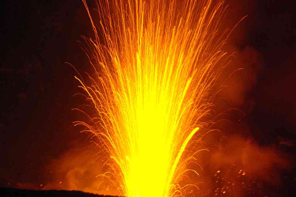 Activité strombolienne sur le volcan Yasur, le 11 août 2011