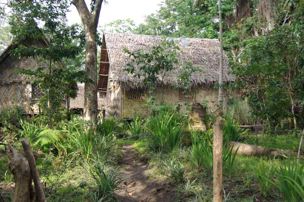 Traversée du village de Loanengo, en chemin vers la cascade, le 12 août 2011