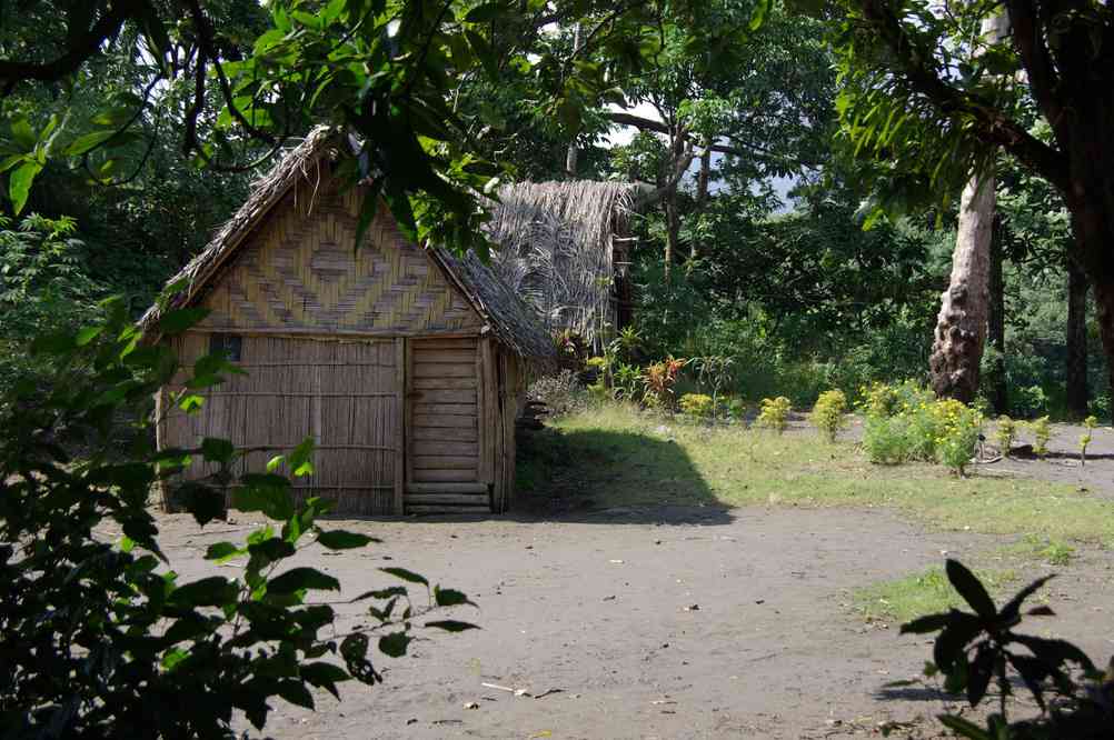 Traversée du village de Yanuak, en chemin vers la cascade  le 12 août 2011