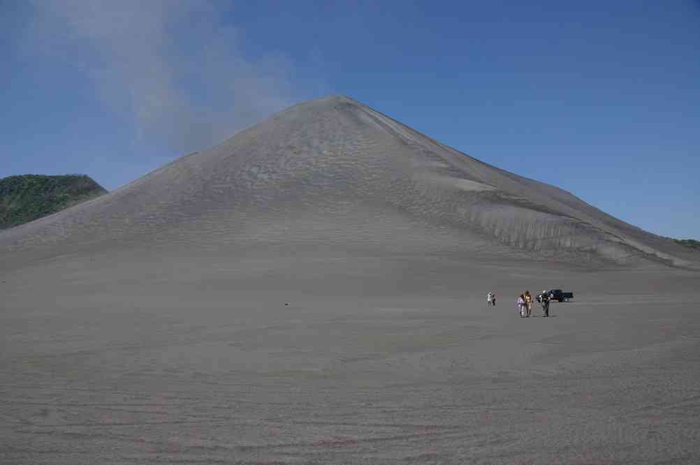 La plaine de cendres au pied du Yasur (ex lax Siwi), le 13 août 2011