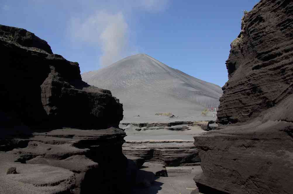 Le Yasur vu du petit cañon dans la plaine de cendres (ex. lac Siwi), le 13 août 2011