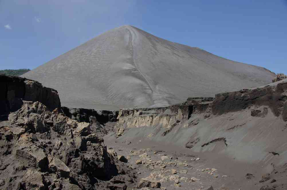 Le Yasur et son arête, depuis un cañon dans la plaine du Siwi, le 13 août 2011