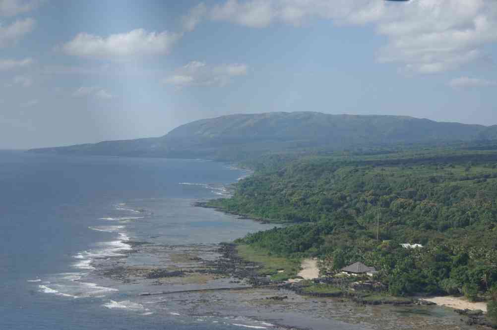 Survol de l’île de Tanna pendant le vol du retour, le 13 août 2011