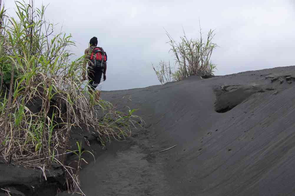 Arrivée dans les dunes de cendre de la caldeira d’Ambrym, le 15 août 2011