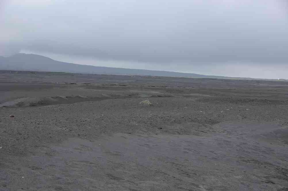 Paysage lunaire dans la caldeira d’Ambrym, le 15 août 2011