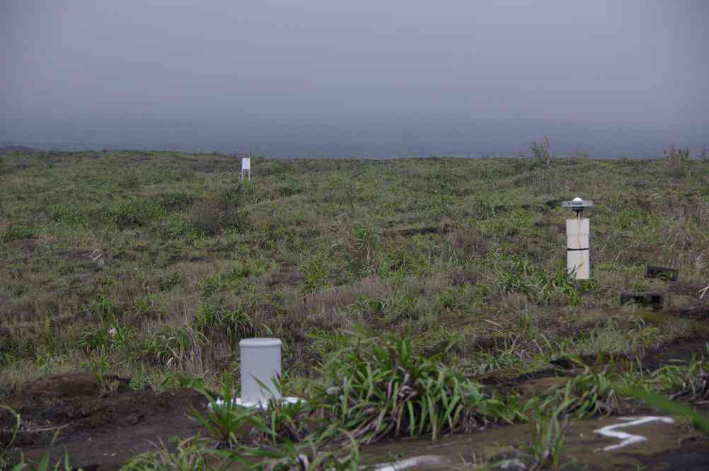 Instruments de mesure volcanologique dans la caldeira d’Ambrym, le 15 août 2011