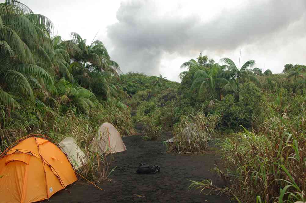 Le camp de la caldeira (avec en arrière-plan la fumée du Marum), le 17 août 2011