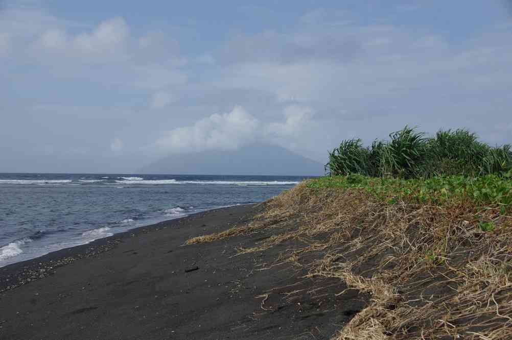 Petit tour sur la plage de Toak (vue au loin sur Lopevi), le 21 août 2011