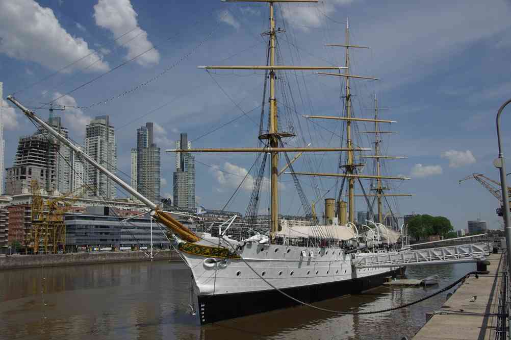 La frégate du président Sarmiento, et le quartier de Puerto Madero en arrière-plan (Buenos Aires, 6 novembre 2012)