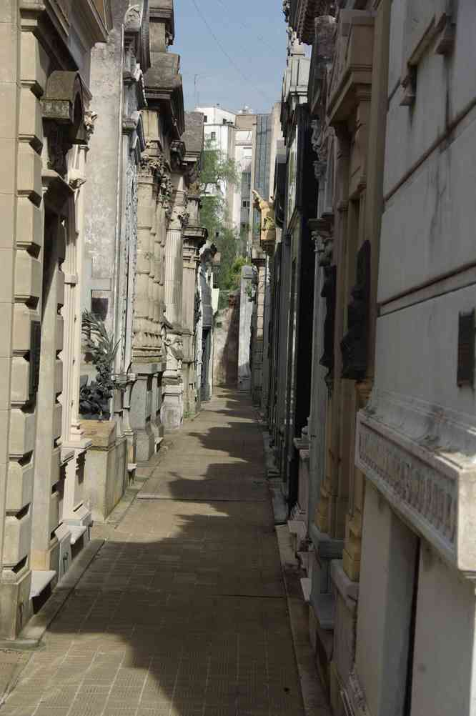 Ruelle du cimetière de la Recoleta à Buenos Aires, le 6 novembre 2012